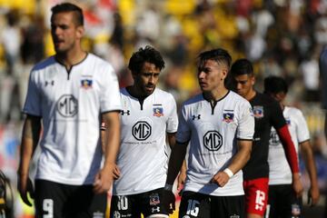 Los jugadores de Colo Colo abandonan la cancha tras el partido de primera division contra San Luis disputado en el estadio Bicentenario Lucio Farina de Quillota, Chile.