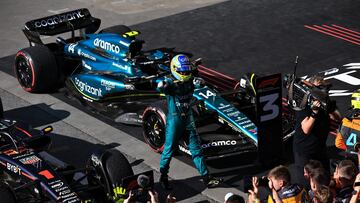Alonso celebra el tercer puesto en Brasil.