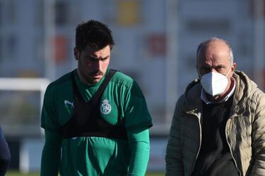 El tendón de Jon Ander aguanta el entrenamiento y entra en la lista