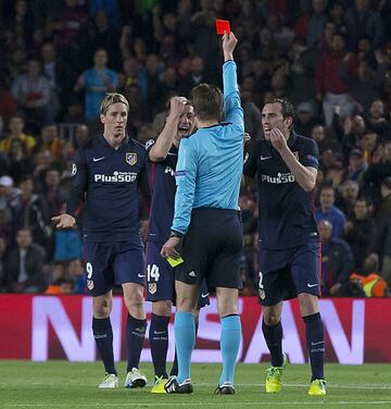 En la ida de cuartos de Champions el Atlético ganaba 0-1 con gol de Torres, pero el punta duró 35 minutos al ver su segunda amarilla por una falta. 