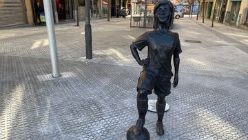 Una estatua de una niña junto a San Mamés con motivo de la final de la Champions femenina