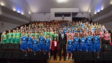 Las casi 170 jugadoras de la Liga Dia posan junto a Nieves Álvarez y Jorge Garbajosa.