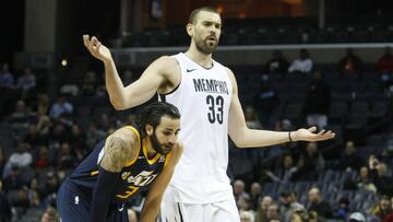 MEM17. MEMPHIS (ESTADOS UNIDOS), 07/02/2018.- Marc Gasol (d) de Memphis Grizzlies reacciona junto a Ricky Rubio (i) de Utah Jazz hoy, miércoles 7 de febrero de 2018, durante un partido de la NBA disputado en el FedEx Forum de la ciudad de Memphis,