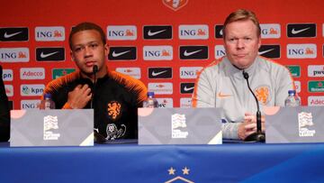 Memphis Depay y Koeman en rueda de prensa