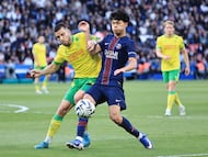PARIS (France), 22/04/2026.- Dro Fernandez (R) of PSG and Frederic Guilbert (L) of Nantes in action during the French Ligue 1 soccer match between PSG and FC Nantes, in Paris, France, 22 April 2026. (Francia) EFE/EPA/CHRISTOPHE PETIT TESSON