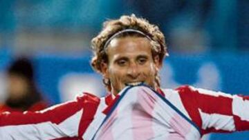 <b>ENCHUFADO. </b>Forlán celebraba así su segundo gol al Racing. A los cántabros ya les ha metido 6 goles en nueve partidos.