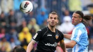 <b>CONTRA TODOS. </b>Roberto Soldado fue una isla en el ataque valencianista y se tuvo que pelear con Demichelis y Weligton.
