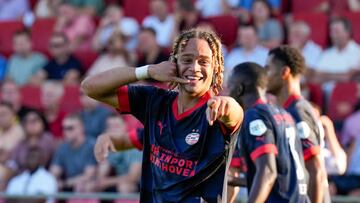 Xavi Simons celebra uno de sus goles al Go Ahead Eagles.
