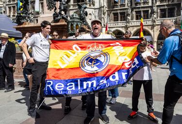 Los aficionados madridistas disfrutan de un buen día en Marienplatz, la plaza central de Múnich. 