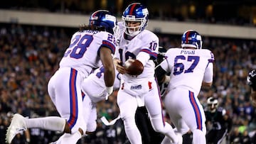 PHILADELPHIA, PA - DECEMBER 22: Quarterback Eli Manning #10 of the New York Giants hands off the ball to running back Paul Perkins #28 against the Philadelphia Eagles during the second quarter of the game at Lincoln Financial Field on December 22, 2016 in Philadelphia, Pennsylvania.   Al Bello/Getty Images/AFP
 == FOR NEWSPAPERS, INTERNET, TELCOS &amp; TELEVISION USE ONLY ==