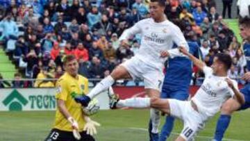 Guaita despeja un remate del Real Madrid.