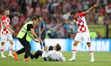 El defensor croata del Liverpool, Dejan Lovren, se molest車 bastante cuando vio que cuatro aficionados invadieron el campo durante la final del Mundial.