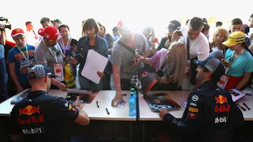 Firma de autográfos en Sochi, Red Bull con Ricciardo fuera es uno de los equipos que cambia de pilotos.
