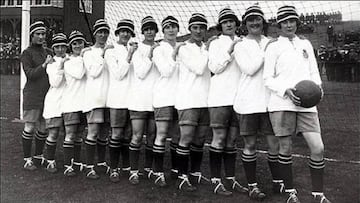 El equipo de las Dick, Kerr Ladies, en 1921