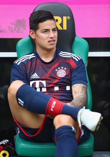 El volante colombiano James Rodríguez espera en el banco de suplentes por su debut con la camiseta del Bayern Múnich en la Telekom Cup, en la que su equipo jugará la final de 45 minutos ante el Werder Bremen.