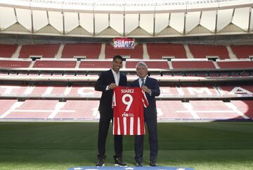 El gran fichaje del Atl¨¦tico para la temporada 2020-21 fue Luis Su¨¢rez. Se march¨® Morata y el equipo rojiblanco se reforz¨® con el uruguayo, quien ya marc¨® dos tantos en sus primeros minutos en el encuentro liguero frente al Granada. Se comprometi¨® por dos temporadas por la entidad madrile?a. Luis Su¨¢rez ha jugado 18 partidos a las ¨®rdenes de Simeone, 14 de LaLiga y cuatro de Champions, con nueve goles, todos en el campeonato liguero. Es el m¨¢ximo goleador rojiblanco. Al Atl¨¦tico lleg¨® gratis (el club madrile?o habl¨® de unos variables de cuatro millones y el Barcelona de seis). Los seguidores azulgrana no entiendieron su marcha.