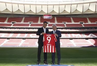 El gran fichaje del Atlético para la temporada 2020-21 fue Luis Suárez. Se marchó Morata y el equipo rojiblanco se reforzó con el uruguayo, quien ya marcó dos tantos en sus primeros minutos en el encuentro liguero frente al Granada. Se comprometió por dos temporadas por la entidad madrileña. Luis Suárez ha jugado 18 partidos a las órdenes de Simeone, 14 de LaLiga y cuatro de Champions, con nueve goles, todos en el campeonato liguero. Es el máximo goleador rojiblanco. Al Atlético llegó gratis (el club madrileño habló de unos variables de cuatro millones y el Barcelona de seis). Los seguidores azulgrana no entiendieron su marcha.