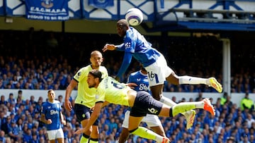 Soccer Football - Premier League - Everton v Southampton - Goodison Park, Liverpool, Britain - May 18, 2025 Everton's Abdoulaye Doucoure in action with Southampton's Taylor Harwood-Bellis Action Images via Reuters/Jason Cairnduff EDITORIAL USE ONLY. NO USE WITH UNAUTHORIZED AUDIO, VIDEO, DATA, FIXTURE LISTS, CLUB/LEAGUE LOGOS OR 'LIVE' SERVICES. ONLINE IN-MATCH USE LIMITED TO 120 IMAGES, NO VIDEO EMULATION. NO USE IN BETTING, GAMES OR SINGLE CLUB/LEAGUE/PLAYER PUBLICATIONS. PLEASE CONTACT YOUR ACCOUNT REPRESENTATIVE FOR FURTHER DETAILS..