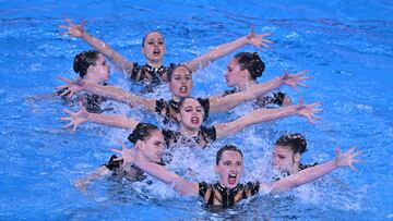 Team Spain competes in the final of the acrobatic routine artistic swimming event during the 2024 World Aquatics Championships at Aspire Dome in Doha on February 4, 2024. (Photo by SEBASTIEN BOZON / AFP)