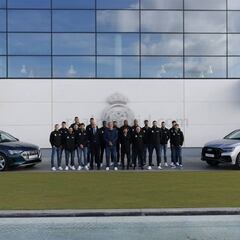 Los jugadores del Real Madrid de Baloncesto reciben los nuevos coches