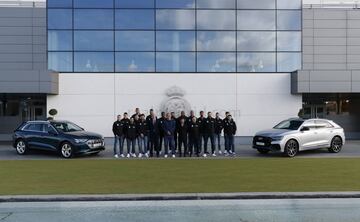 Los jugadores de la plantilla del Real Madrid de Baloncesto han recibido esta mañana sus nuevos vehículos de la marca multinacional alemana Audi.