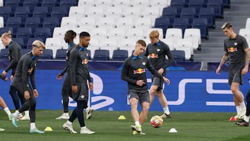 Dani Olmo, en el centro de la imagen, durante el entrenamiento del Leipzig en el Bernabéu.