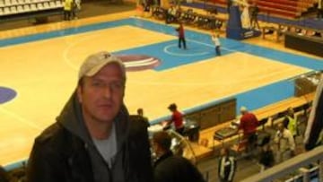 <b>ENTUSIASTA. </b>Sampietro, posando en la grada del mítico Pionir, cancha del Partizán de Belgrado a la que acompaña a los visitantes.
