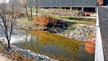 <b>ICONO PARA LA CIUDAD. </b>La Caja Mágica del Parque Lineal del Manzanares, un 'palacio' para el tenis, aparece en la imagen con una de sus tres cubiertas levantada.