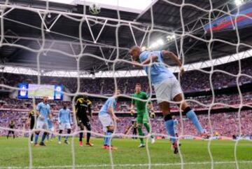 El jugador del Manchester City Vincent Kompany despeja bajo palos una acci&oacute;n del Chelsea.