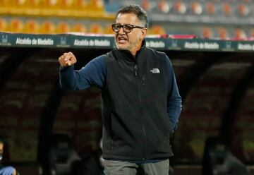 MEDELLIN - COLOMBIA, 30-09-2020: Juan Carlos Osorio técnico del Nacional gesticula durante partido por la fecha 9 de la Liga BetPlay DIMAYOR I 2020 entre Atlético Nacional y Deportes Tolima jugado en el estadio Atanasio Girardot de la ciudad de Medellín. / Juan Carlos Osorio coach of Tolima Nacional gestures during match for the date 9 as part of BetPlay DIMAYOR League I 2020 between Atletico Nacional and Deportes Tolima played at Atanasio Girardot stadium in Medellín city. Photo: VizzorImage / Donaldo Zuluaga / Cont