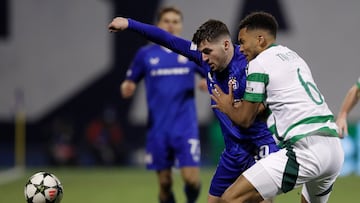 Zagreb (Croatia), 10/12/2024.- Dinamo's Martin Baturina (L) in action against Celtic's Auston Trusty (R) during the UEFA Champions League match between Dinamo Zagreb and Celtic in Zagreb, Croatia, 10 December 2024. (Liga de Campeones, Croacia) EFE/EPA/ANTONIO BAT