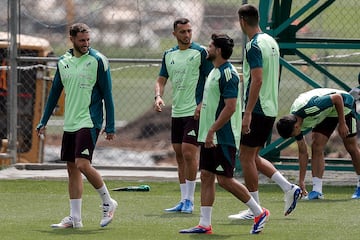 MEX7579. CIUDAD DE MÉXICO (MÉXICO), 03/09/2024.- Santiago Giménez (i), Luis Chávez (c) y Henry Martín de la selección mexicana de fútbol, participan en un entrenamiento previo al amistoso contra Nueva Zelanda en el Centro de Alto Rendimiento este martes, en Ciudad de México (México). EFE/ Isaac Esquivel
