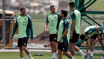 MEX7579. CIUDAD DE MÉXICO (MÉXICO), 03/09/2024.- Santiago Giménez (i), Luis Chávez (c) y Henry Martín de la selección mexicana de fútbol, participan en un entrenamiento previo al amistoso contra Nueva Zelanda en el Centro de Alto Rendimiento este martes, en Ciudad de México (México). EFE/ Isaac Esquivel