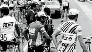 <b>BARRICADAS. </b>El pelotón tuvo que pararse al paso por Durango y trasladado hasta Zarauz en 1978.