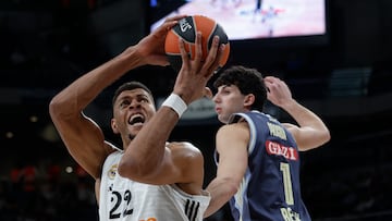 Walter Tavares atrapa un rebote ante Gabriele Procida en el partido de Euroliga entre el Madrid y Alba Berlín.