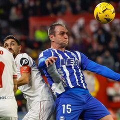 SEVILLA, 12/01/2024.- El delantero del Alavés Kike García (d) trata de controlar un balón ante Jesús Navas (c) y Jesús Fernández 'Suso', ambos del Sevila, durante el partido de LaLiga de fútbol que Sevilla FC y Deportivo Alavés disputan este viernes en el estadio Ramón Sánchez-Pizjuán. EFE/ Julio Muñoz