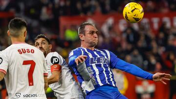 SEVILLA, 12/01/2024.- El delantero del Alavés Kike García (d) trata de controlar un balón ante Jesús Navas (c) y Jesús Fernández 'Suso', ambos del Sevila, durante el partido de LaLiga de fútbol que Sevilla FC y Deportivo Alavés disputan este viernes en el estadio Ramón Sánchez-Pizjuán. EFE/ Julio Muñoz
