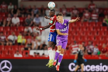 Severa derrota del Granada con malestar de la afición