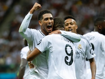 VARSOVIA, 14/08/2024.- El delantero francés del Real Madrid Kylian Mbappé (2i) celebra su gol con Jude Bellingham (i) durante la disputa de la Supercopa de Europa de fútbol que Real Madrid y Atalanta juegan este miércoles en el Estadio Nacional de Polonia, en Varsovia.EFE/ Mariscal
