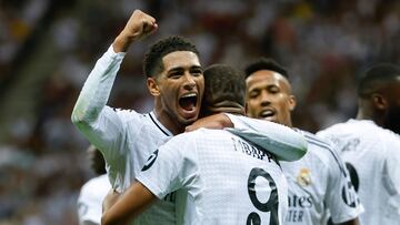 VARSOVIA, 14/08/2024.- El delantero francés del Real Madrid Kylian Mbappé (2i) celebra su gol con Jude Bellingham (i) durante la disputa de la Supercopa de Europa de fútbol que Real Madrid y Atalanta juegan este miércoles en el Estadio Nacional de Polonia, en Varsovia.EFE/ Mariscal