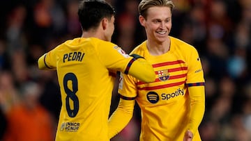 De Jong celebra con Pedri el gol en Valencia en el que él comenzó la jugada.
