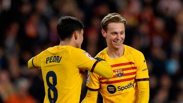 De Jong celebra con Pedri el gol en Valencia en el que ¨¦l comenz¨® la jugada.