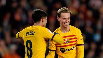 De Jong celebra con Pedri el gol en Valencia en el que él comenzó la jugada.