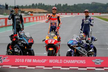 El GP de Valencia es la ¨²ltima carrera de la temporada, por lo que los pilotos campeones de las tres categor¨ªas posan para la foto oficial.