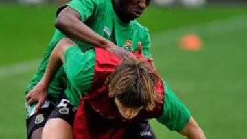 <b>SIN CONCESIONES.</b> Diop y Canales peleando con intensidad en la disputa de un balón.