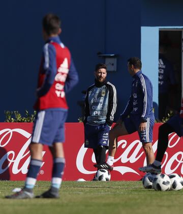 El capitán de la selección argentina, Lionel Messi, participa en un entrenamiento, en las instalaciones de la Asociación del Fútbol Argentino (AFA)