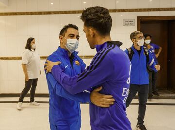 Saludo entre Xavi Hern¨¢ndez y Ceballos.