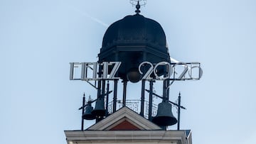 El cartel luminoso en el que se lee ‘Feliz 2025’ colocado para las Campanadas de Nochevieja, en la Puerta del Sol, a 28 de diciembre de 2024, en Madrid (España). El reloj de la Real Casa de Correos estrena esta Nochevieja el cartel luminoso que da la bienvenida al 2025 con una nueva tipografía y la palabra ‘Feliz’ por primera vez escrita en mayúscula. El cambio del rótulo con el que se felicita el nuevo año no se producía desde la Nochevieja de 2015, cuando se comenzó a usar uno con tecnología LED que sustituyó al original de neón implantado en 1987.
28 DICIEMBRE 2024;CAMPANADAS;CARTEL;RÓTULO;CAMBIO;RECURSOS;NOCHEVIEJA;UVAS
Ricardo Rubio / Europa Press
28/12/2024