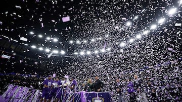 The Washington Huskies celebrate