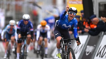 La ciclista británica del Movistar Cat Ferguson celebra su victoria en la Binche-Chimay-Binche femenina.